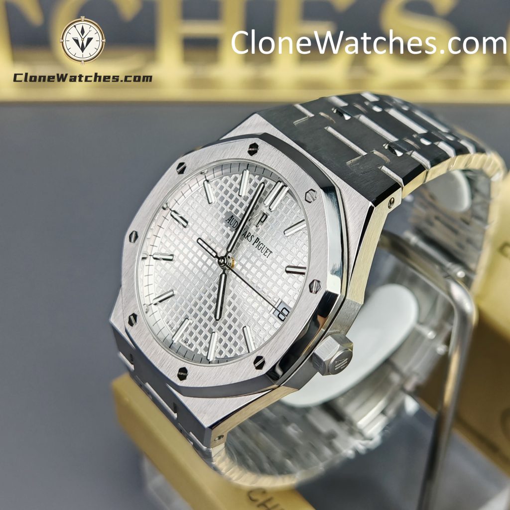 Audemars Piguet Royal Oak stainless steel with White Tapisserie dial – 1:1 replica watch with precise case finishing.